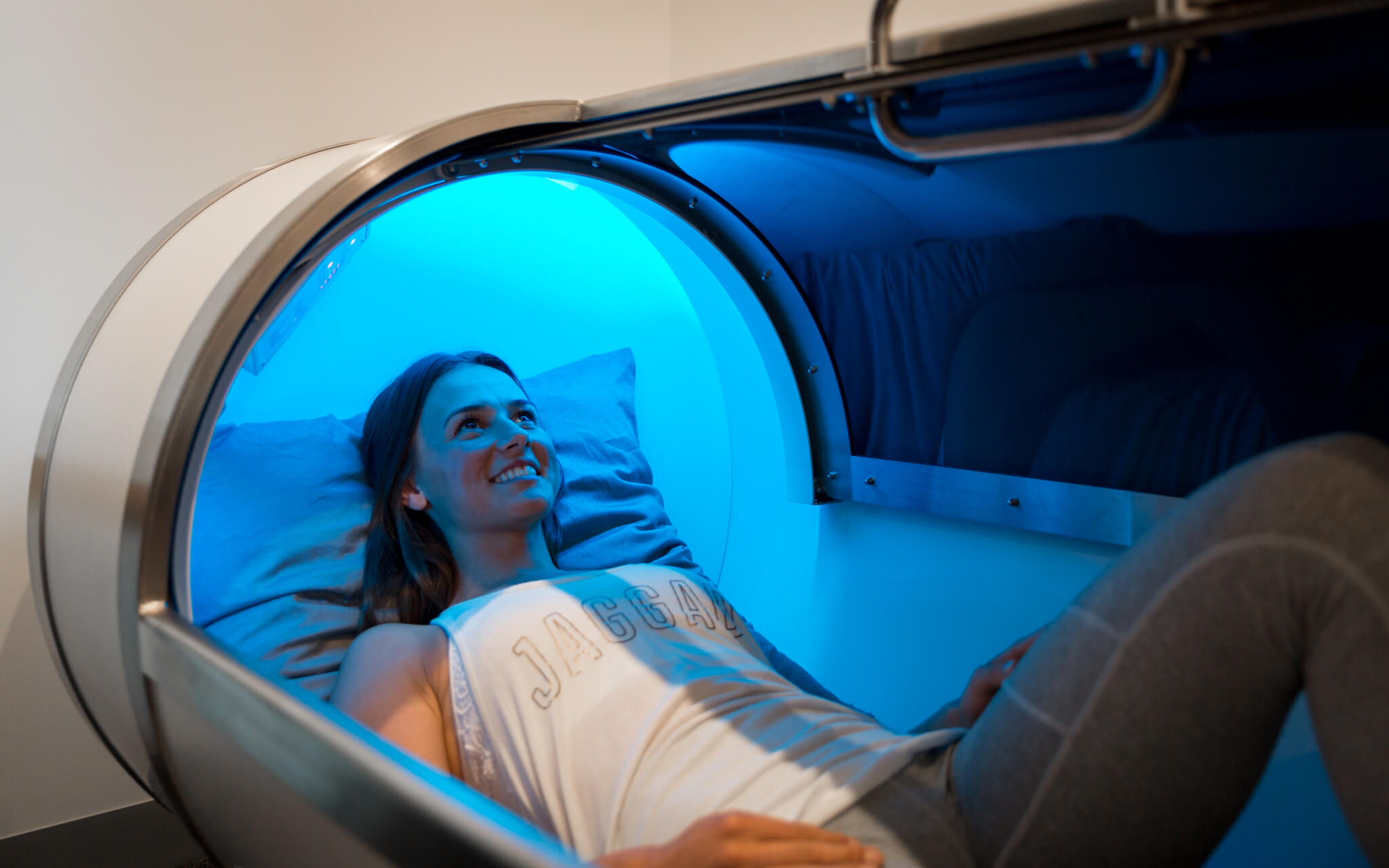 Барокамера какой кислород. Гипербарическая барокамера. Барокамера Air Oxygen. Hyperbaric Oxygen Therapy Chamber. Оксигенотерапия в барокамере.